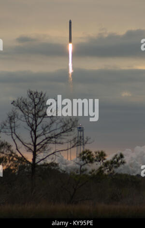 Die Orbital ATK Antares Trägerrakete hebt ab von Startplatz 0 aus dem Mittelatlantischen Regional Spaceport en Route der Raumstation zu versorgen Stockfoto