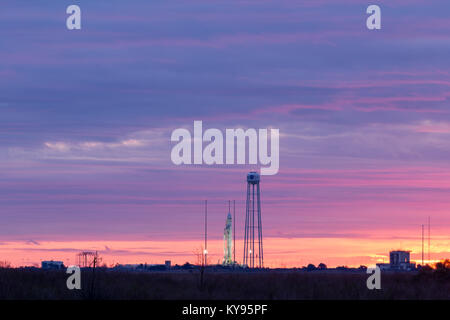 Sonnenaufgang über von Orbital ATK Antares Trägerrakete auf Launch Pad 0 auf Wallops Spaceport und rüstet sich zur Raumstation zu starten Stockfoto