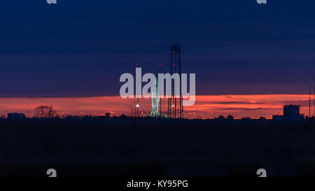 Von Orbital ATK Antares Trägerrakete sitzt auf Launch Pad 0 am Mittelatlantischen Regional Spaceport wie Dawn breaks am Horizont vor einem Launch Stockfoto