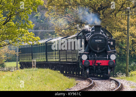 Erhaltene Ivatt Klasse Dampflok, dampfende zur Isle of Wight Landschaft. Museumsbahn mit viktorianischen und edwardianischen Fahrzeuge Stockfoto