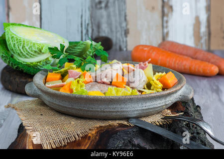 Irisches Schweinefleisch Eintopf mit Kartoffeln, Kohl, Karotten, Schwede und Speck in Apfelwein gekocht Stockfoto