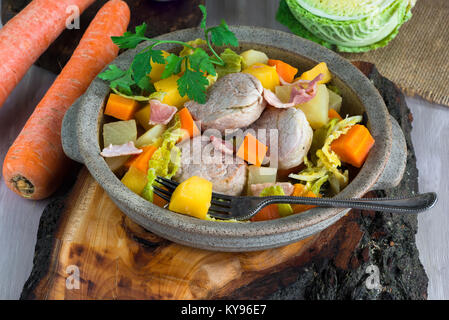 Irisches Schweinefleisch Eintopf mit Kartoffeln, Kohl, Karotten, Schwede und Speck in Apfelwein gekocht Stockfoto