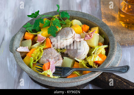 Irisches Schweinefleisch Eintopf mit Kartoffeln, Kohl, Karotten, Schwede und Speck in Apfelwein gekocht Stockfoto