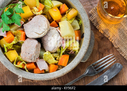 Irisches Schweinefleisch Eintopf mit Kartoffeln, Kohl, Karotten, Schwede und Speck in Apfelwein gekocht - Ansicht von oben Stockfoto