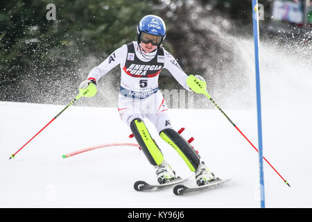 ZAGREB, KROATIEN - 3. JANUAR 2018: Schild Bernadette von Aut konkurriert während des Audi FIS Alpine Ski World Cup Frauen Slalom, Snow Queen Trophy 2018 Stockfoto