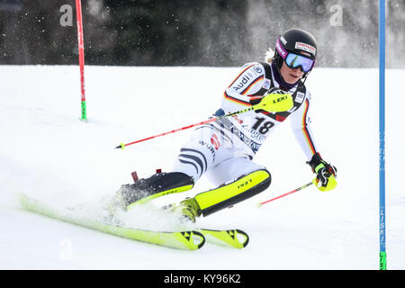 ZAGREB, KROATIEN - 3. JANUAR 2018: Wallner Marina von Ger konkurriert während des Audi FIS Alpine Ski World Cup Frauen Slalom, Snow Queen Trophy 2018 in Stockfoto