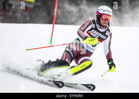 ZAGREB, KROATIEN - 3. JANUAR 2018: Fjaellstroem Magdalena von Swe konkurriert während des Audi FIS Alpine Ski World Cup Frauen Slalom, Snow Queen Trophy Stockfoto