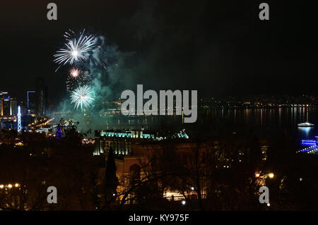 Farbenfroh und verschiedenen begrüßt und Feuerwerk in der Nacht Stadt Baku über das Kaspische Meer. Stockfoto