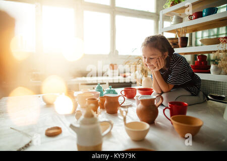 Mädchen im Studio sind von vielen Keramik Schalen Stockfoto