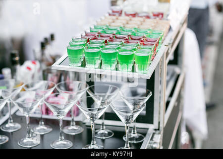 Zeile Zeile von verschiedenen farbigen alkoholische Cocktails auf einer Party Hochzeit oder Geburtstag Stockfoto