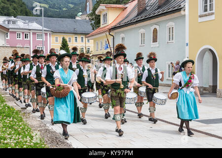 Festival mit Umzug der Fanfare und Leute, die sich für traditionelle Kostüme Stockfoto