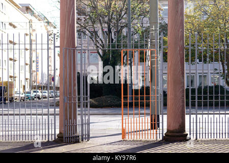 Darmstadt, Deutschland - 31. Oktober 2017: Das Eingangstor mit eisernen Gitter an der Kunsthalle Darmstadt eine Ausstellung am 31. Oktober 2017 in Darmstadt. Stockfoto