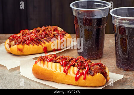 Zwei leckere heiße Grabungen und Cola Stockfoto