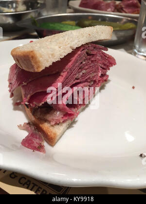 Große Salz Rindfleisch Sandwich serviert an der 2nd Avenue in New York Deli Stockfoto