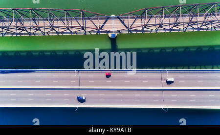 TOp down Sicht auf die Brücken der Autobahn M1 in Sydney nach Newcastle über Hawkesbury River an einem sonnigen Sommertag. Mächtige australischen Fluss fließt in Pazifi Stockfoto