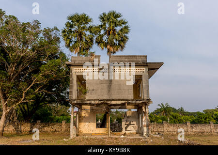 Verfallene französische koloniale Haus hinter Reparatur in Kambodscha. Stockfoto