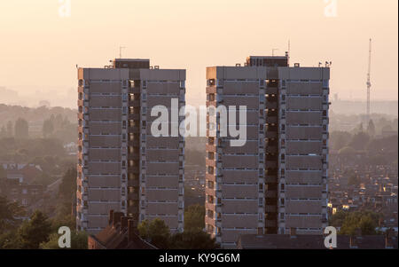 London, England, UK - 20. Juni 2013: ein Paar high-rise Rat estate tower Blocks stehen über Straßen von Reihenhäusern in der Tooting neighborhoo Stockfoto