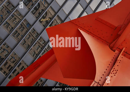 Fokus auf das Detail des Calder's Flamingo mit moderner und traditioneller Architektur im Hintergrund Stockfoto