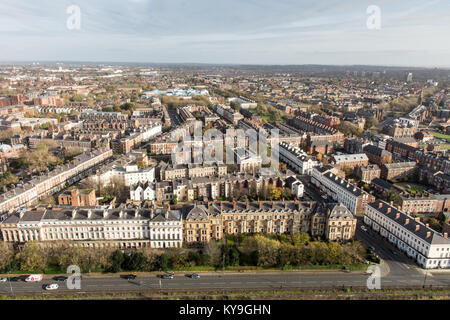 Liverpool, England, Großbritannien - 9 November, 2017: Terrassen der Häuser breiten Straßen in Liverpools georgianischen Viertel Vorort. Stockfoto