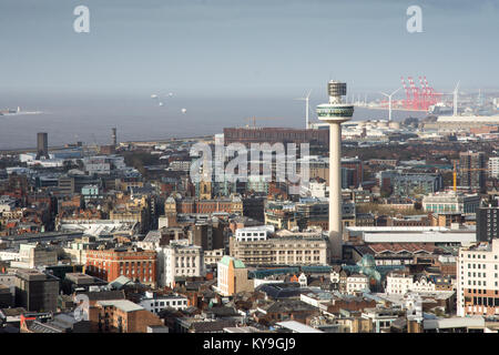 Liverpool, England, Großbritannien - 9 November, 2017: Radio City Turm erhebt sich über dem Stadtbild von Liverpool City Centre. Stockfoto