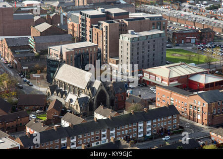 Liverpool, England, Großbritannien - 9 November 2017: St Vincent's Kirche steht unter Mitte des 20. Jahrhunderts Wohnblocks und moderne Apartment Gebäude in einem in Stockfoto