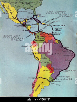 Die PAA „The Americas“-Routenkarte 1936 zeigt die Flugwege von Pan American Airways durch Nord-, Mittel- und Südamerika und zeigt wichtige Haltestellen und Routenverbindungen. Stockfoto