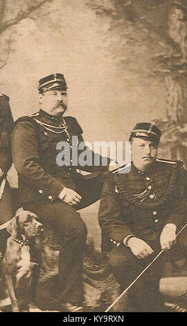 Ein historisches Foto, das Offiziere des Värmland Field Jäger Corps um 1890 zeigt und Militäruniformen, Ränge und Organisationsstrukturen in Schweden veranschaulicht. Stockfoto