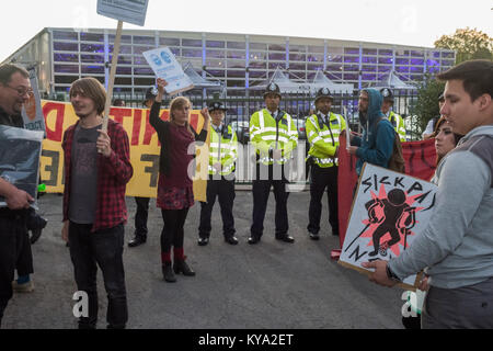 Vereinigten Stimmen der Welt Demonstranten vor der Polizei und die Gebäude, in denen Sotheby's-Auktion stattfand. Menschen standen und das Aufpassen der Protest von Innen. Stockfoto