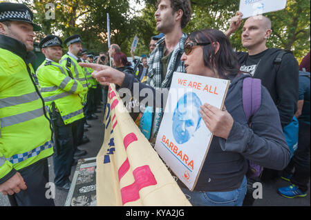 Eine Demonstrantin argumentiert mit der Polizei, die sie bei der Kundgebung bei Sotheby's-Auktion, die Wiedereinsetzung von Percy & Barbara gestoppt haben, für die Teilnahme an einem Protest geplündert. Stockfoto