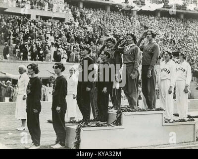 Women's 4×400 m Relais, Medaille Präsentation, Sommerspielen 1936, Berlin, Deutschland, August 1936 Stockfoto