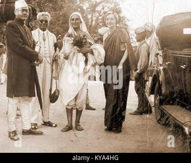 Foto aus dem Jahr 1937, das Subhas Chandra Bose in Dalhousie, Indien, mit Miraben und Dr. und Mrs. Dharamvir zeigt, wie ein Ereignis im Zusammenhang mit Indiens Unabhängigkeitsbewegung dokumentiert wird. Stockfoto