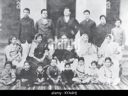 Historisches Foto von Subhas Chandra Bose mit seiner Familie in Cuttack, Indien, 1905, das sein früheres Leben und seinen familiären Kontext innerhalb der indischen Unabhängigkeitsgeschichte unterstreicht. Stockfoto