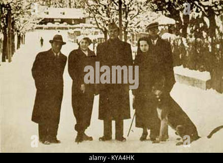Subhas Chandra Bose wird im Dezember 1937 mit Emilie Nambiar und anderen in Bad Gastein gezeigt und dokumentiert seine politischen Aktivitäten und Reisen in Europa. Stockfoto