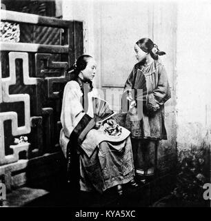 Dieses Bild zeigt traditionelle Ningpo-Damenkostüme und hebt kulturelle Kleidung, Textilmuster und regionale Bekleidungspraktiken hervor. Stockfoto