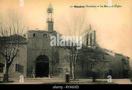 Dieses Gebäude kombiniert modernes architektonisches Design mit traditionellen Elementen und dient sowohl als Kirche als auch als Rathaus und zeigt zeitgenössische französische Architektur und Funktionalität in Gemeinschaftsräumen. Stockfoto