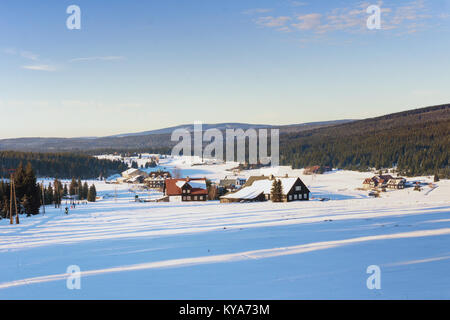 Siedlung Jizerka in Isergebirge im Winter, Tschechische Republik. Stockfoto