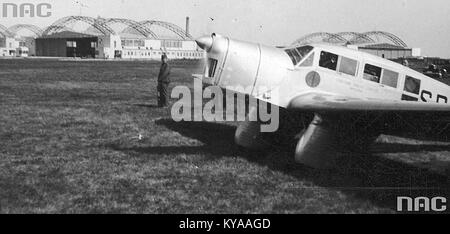 Foto des Flugzeugs PZL.19 SP-AHH vor dem Start in Okęcie am 11. September 1933 mit den Piloten Józef Lewoniewski und Czesław Filipowicz, die frühe Fluggeschichte dokumentieren. Stockfoto