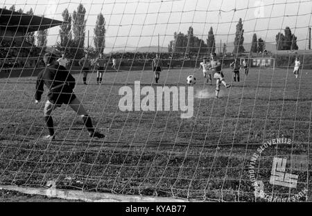Das Freundschaftsfußballspiel 1965 zwischen Olimpija und Rijeka fand im Stadion von Ljubljana im Rahmen internationaler Ausstellungsspiele vor der offiziellen Saison statt Stockfoto