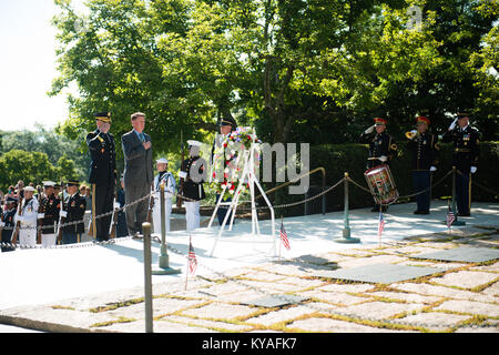 Kranzniederlegung am Pres. Kennedy's Grabstätte in Arlington National Cemetery (27335284645) Stockfoto