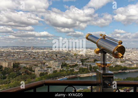 Paris, Frankreich, 31. August 2012: Fernrohr Teleskop am Eiffelturm in Paris und über den Blick auf die Stadt. Stockfoto