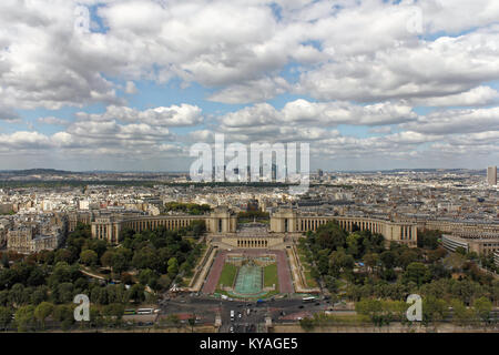 Paris, Frankreich, 31. August 2012: Blick über die Stadt von der Spitze des Eiffelturms in Paris, Frankreich. Der Champ de Mars. Stockfoto