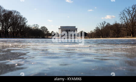 Das Lincoln Memorial in der Mitte eines gefrorenen, eisige Reflecting Pool in Washington, D.C. an einem hellen, kalten Tag gesehen Stockfoto