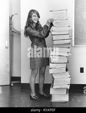 Margaret Hamilton, Direktorin für Software-Engineering für die Apollo-Missionen der NASA, wird in diesem restaurierten Bild gezeigt, was ihre Pionierrolle bei der Entwicklung von Raumfahrtsoftware unterstreicht. Stockfoto