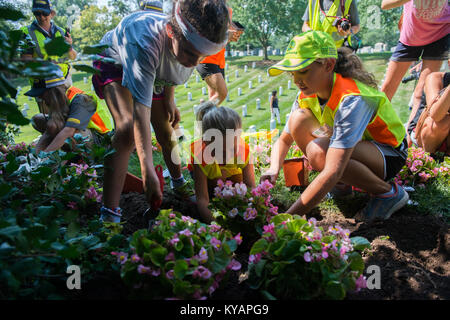 Nationaler Verband der Landschaft Professionals' 21. jährliche Erneuerung und Erinnerung auf dem Arlington National Cemetery (35163698334) Stockfoto