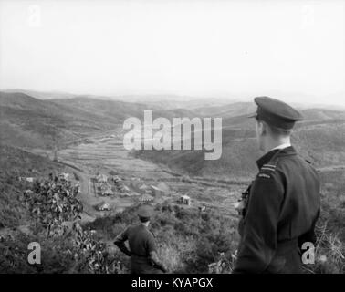 Foto eines Transportfluges der Royal Australian Air Force (RAAF) nach Japan, das die militärische Luftfahrt, das Personal und die internationale Zusammenarbeit nach dem Zweiten Weltkrieg veranschaulicht. Stockfoto