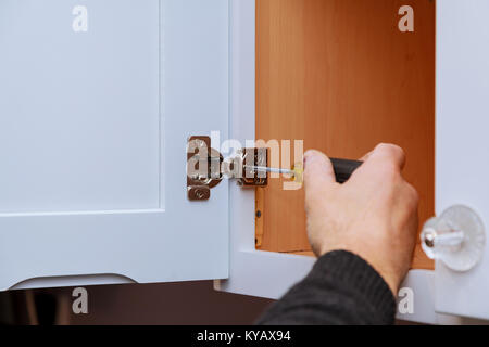 Einstellung zur Festsetzung Schranktür Scharnier Anpassung auf Küchenschränke Stockfoto