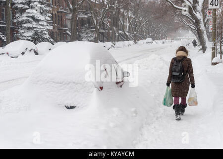 Montreal, Kanada - 13. Januar 2018: Autos sind mit Schnee während der schneesturm in der Hochebene Nachbarschaft abgedeckt. Stockfoto