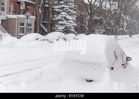 Montreal, Kanada - 13. Januar 2018: Autos sind mit Schnee während der schneesturm in der Hochebene Nachbarschaft abgedeckt. Stockfoto