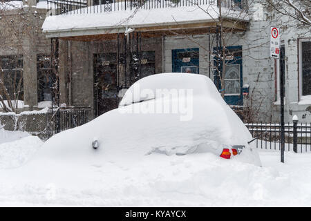 Montreal, Kanada - 13. Januar 2018: Autos sind mit Schnee während der schneesturm in der Hochebene Nachbarschaft abgedeckt. Stockfoto