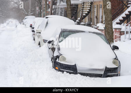 Montreal, Kanada - 13. Januar 2018: Autos sind mit Schnee während der schneesturm in der Hochebene Nachbarschaft abgedeckt. Stockfoto